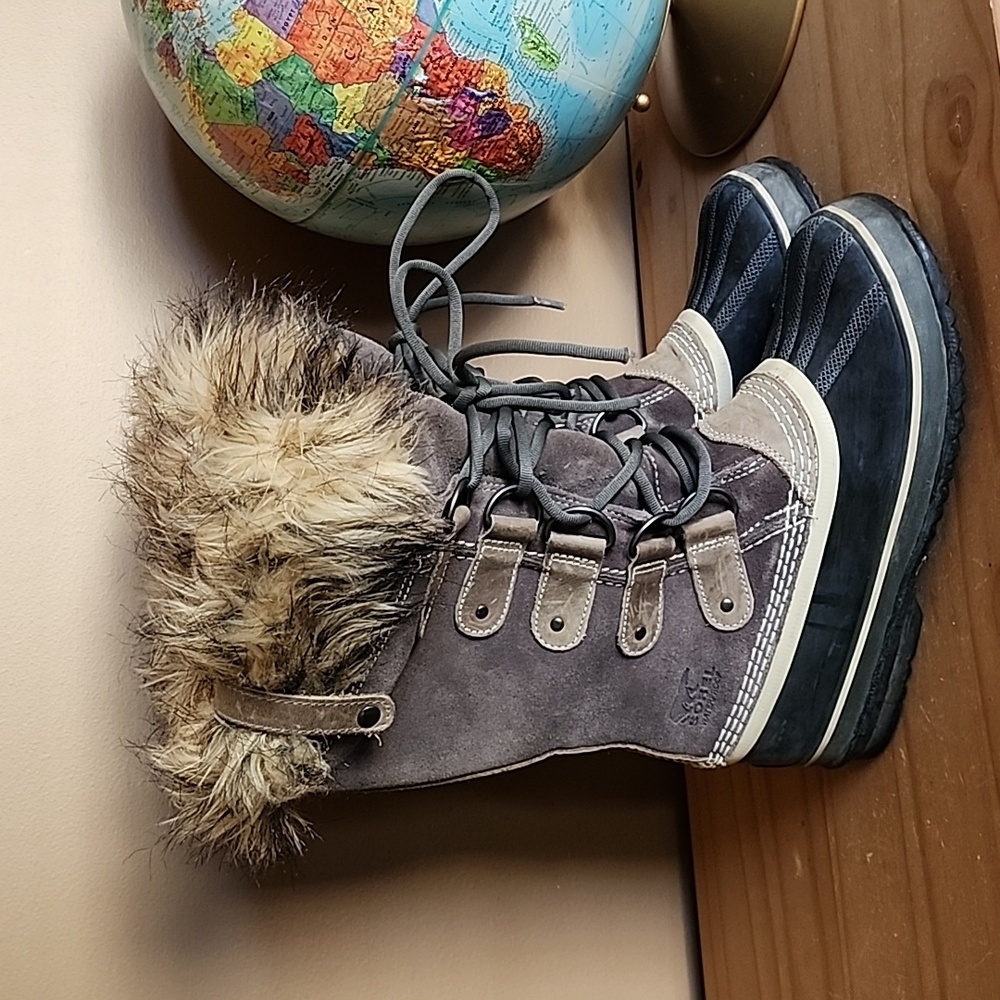 SOREL Joan of Arctic size 8 waterproof winter boots